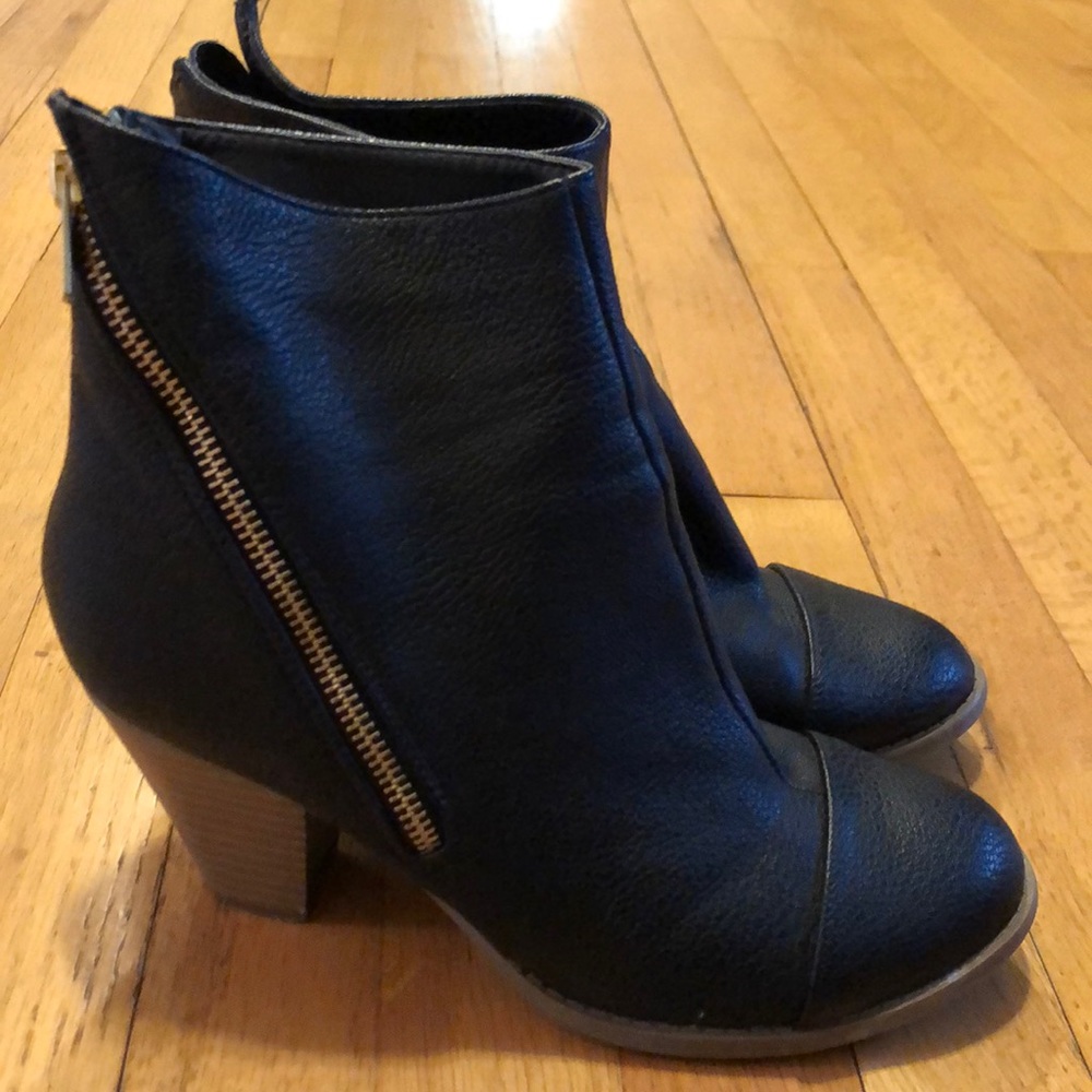 Women’s New Directions Harper boots, size 8.